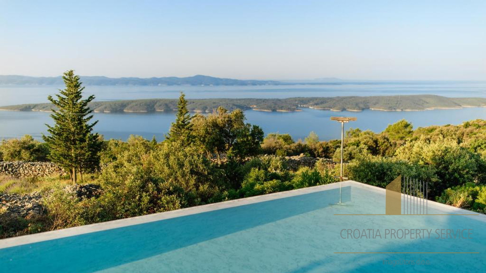 Occasione rara: ampio terreno di 30.000 m² in una posizione prestigiosa sull'isola di Hvar!