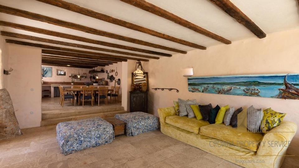 Occasione rara: ampio terreno di 30.000 m² in una posizione prestigiosa sull'isola di Hvar!