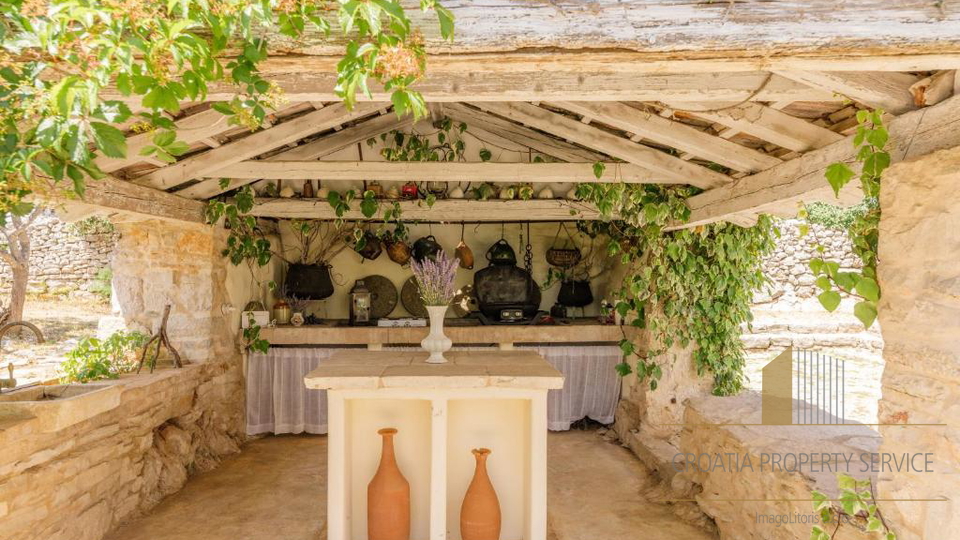 Occasione rara: ampio terreno di 30.000 m² in una posizione prestigiosa sull'isola di Hvar!