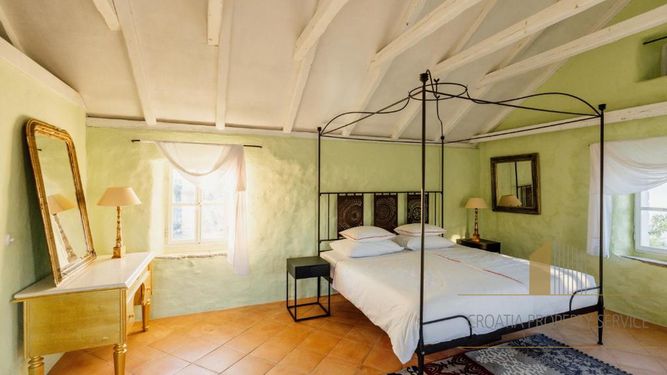Occasione rara: ampio terreno di 30.000 m² in una posizione prestigiosa sull'isola di Hvar!