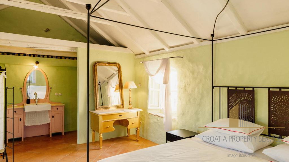 Occasione rara: ampio terreno di 30.000 m² in una posizione prestigiosa sull'isola di Hvar!