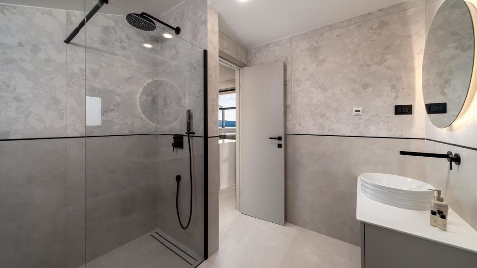 Neue elegante Villa mit Pool und offenem Meerblick in der Umgebung von Split&excl;