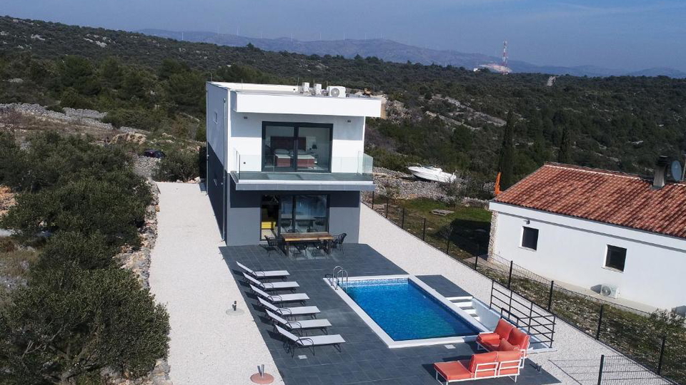 Prodaja&comma;  moderna vila s panoramskim pogledom na more &ndash; okolica Trogira&excl;