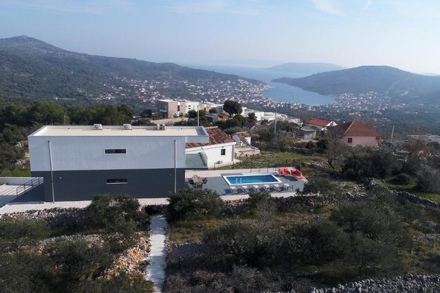 Prodaja,  moderna vila s panoramskim pogledom na more – okolica Trogira!