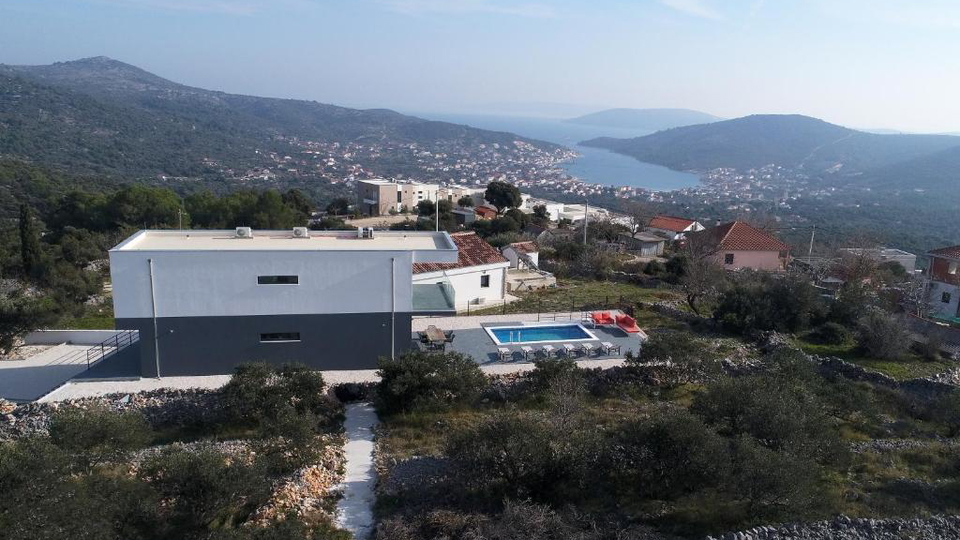 Prodaja&comma;  moderna vila s panoramskim pogledom na more &ndash; okolica Trogira&excl;