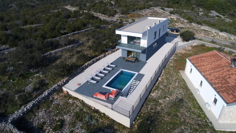 Prodaja&comma;  moderna vila s panoramskim pogledom na more &ndash; okolica Trogira&excl;