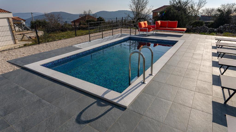 Prodaja&comma;  moderna vila s panoramskim pogledom na more &ndash; okolica Trogira&excl;