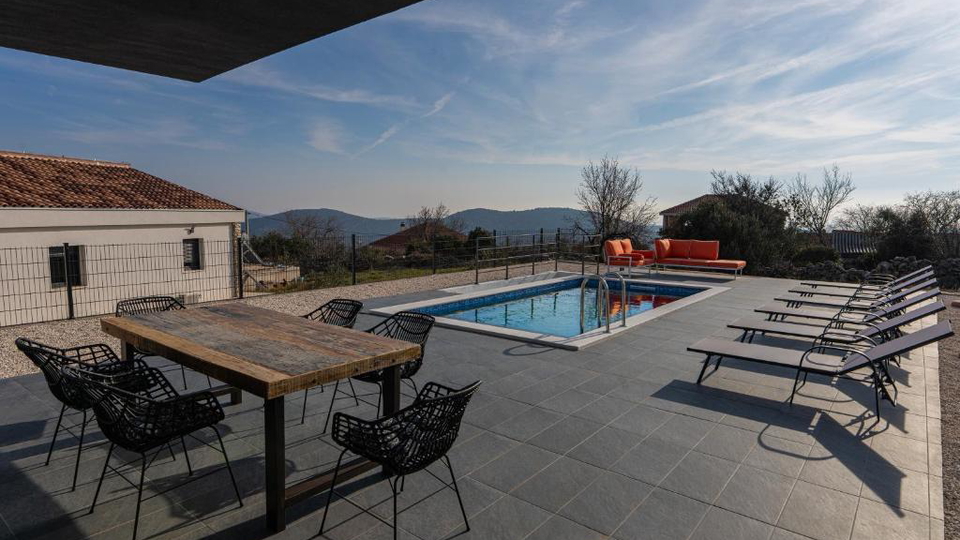 Prodaja&comma;  moderna vila s panoramskim pogledom na more &ndash; okolica Trogira&excl;