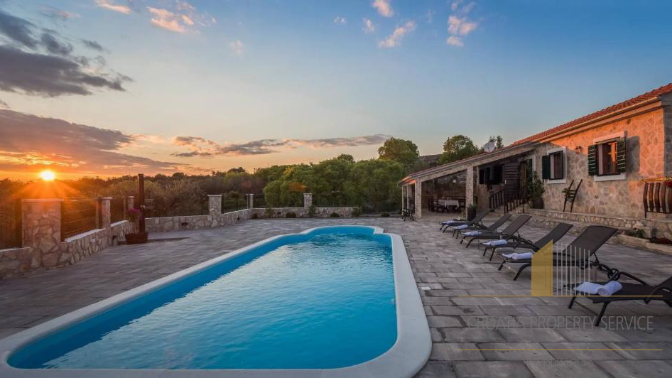 Luksuzna kamnita vila s panoramskim pogledom na morje v Rogoznici&excl;