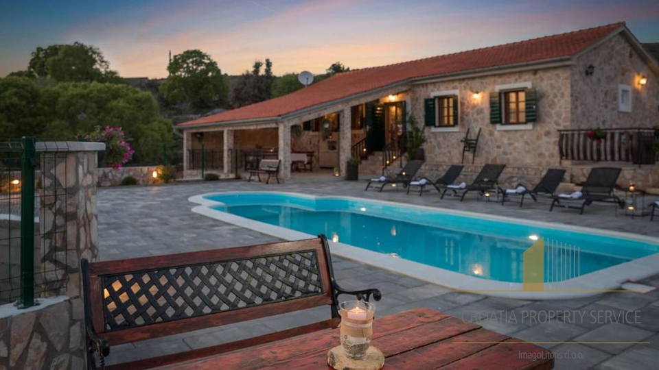 Luksuzna kamnita vila s panoramskim pogledom na morje v Rogoznici&excl;