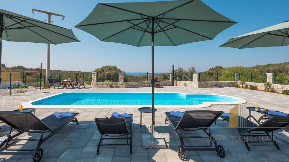 Luksuzna kamnita vila s panoramskim pogledom na morje v Rogoznici&excl;