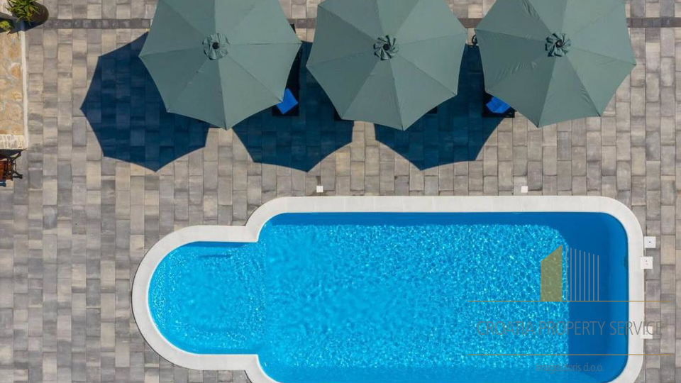 Luksuzna kamnita vila s panoramskim pogledom na morje v Rogoznici&excl;