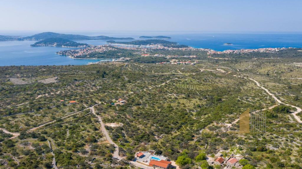 Luksuzna kamnita vila s panoramskim pogledom na morje v Rogoznici&excl;