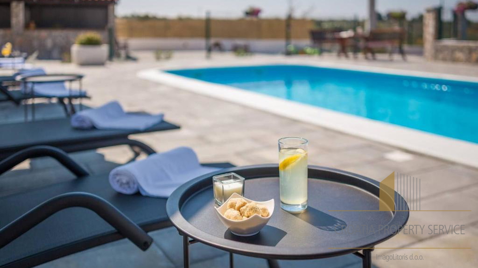 Luksuzna kamnita vila s panoramskim pogledom na morje v Rogoznici&excl;