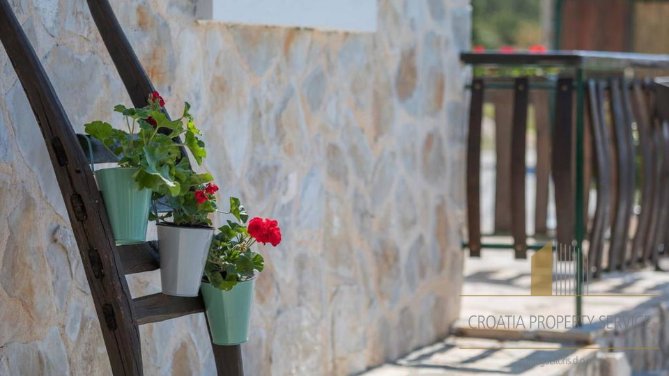 Luksuzna kamnita vila s panoramskim pogledom na morje v Rogoznici&excl;