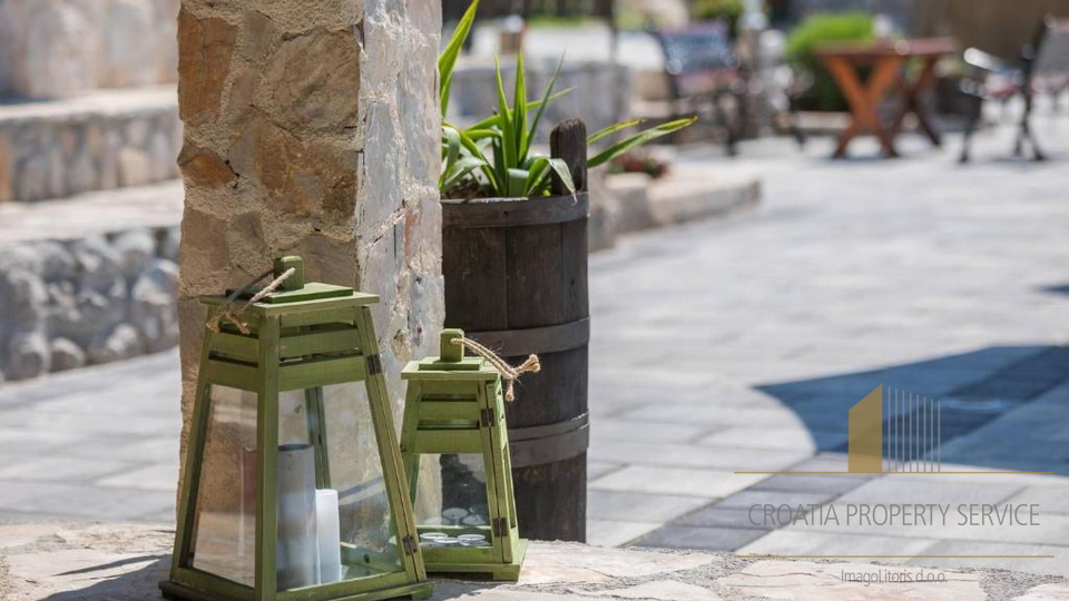 Luksuzna kamnita vila s panoramskim pogledom na morje v Rogoznici&excl;