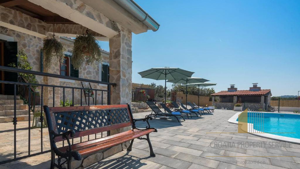 Luksuzna kamnita vila s panoramskim pogledom na morje v Rogoznici&excl;