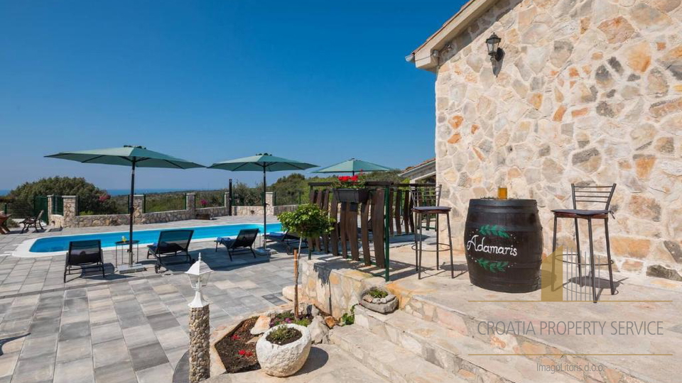 Luksuzna kamnita vila s panoramskim pogledom na morje v Rogoznici&excl;