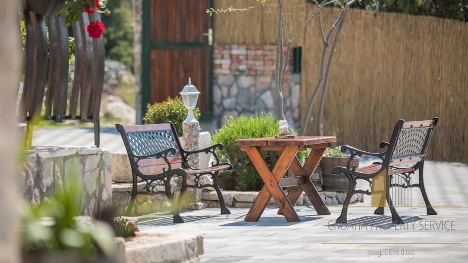 Luksuzna kamnita vila s panoramskim pogledom na morje v Rogoznici&excl;