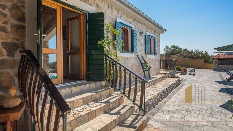 Luksuzna kamnita vila s panoramskim pogledom na morje v Rogoznici&excl;