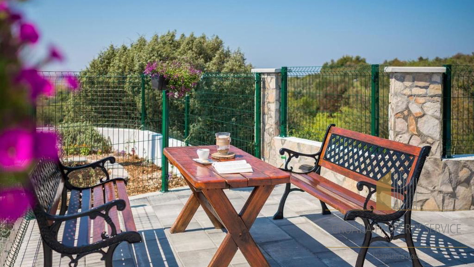 Luksuzna kamnita vila s panoramskim pogledom na morje v Rogoznici&excl;