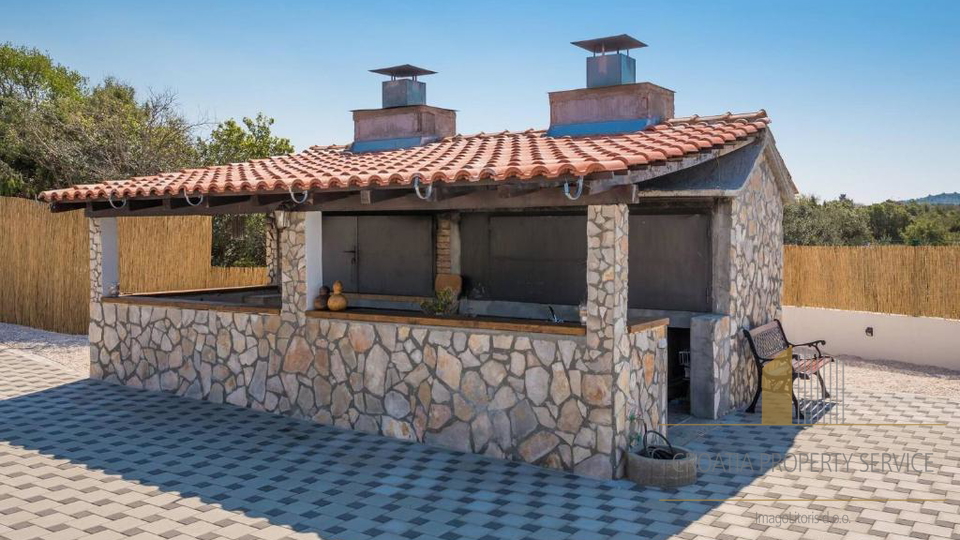 Luksuzna kamnita vila s panoramskim pogledom na morje v Rogoznici&excl;