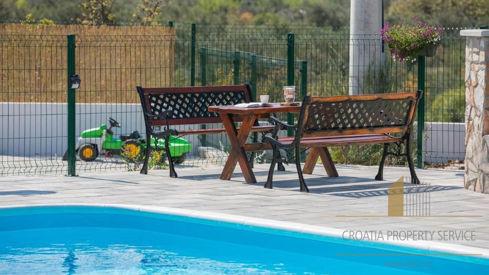 Luksuzna kamnita vila s panoramskim pogledom na morje v Rogoznici&excl;