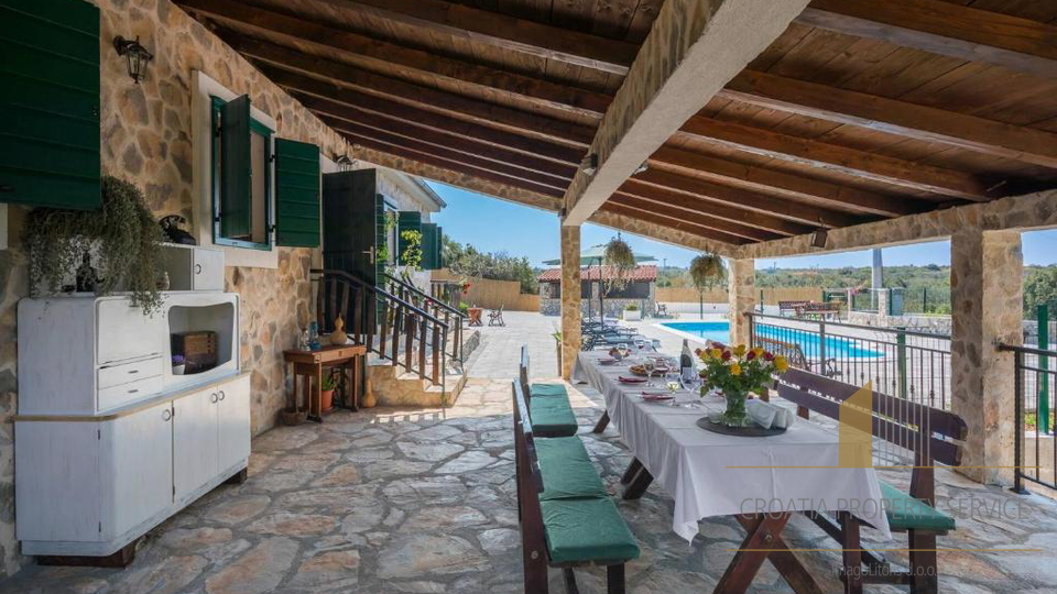 Luksuzna kamnita vila s panoramskim pogledom na morje v Rogoznici&excl;