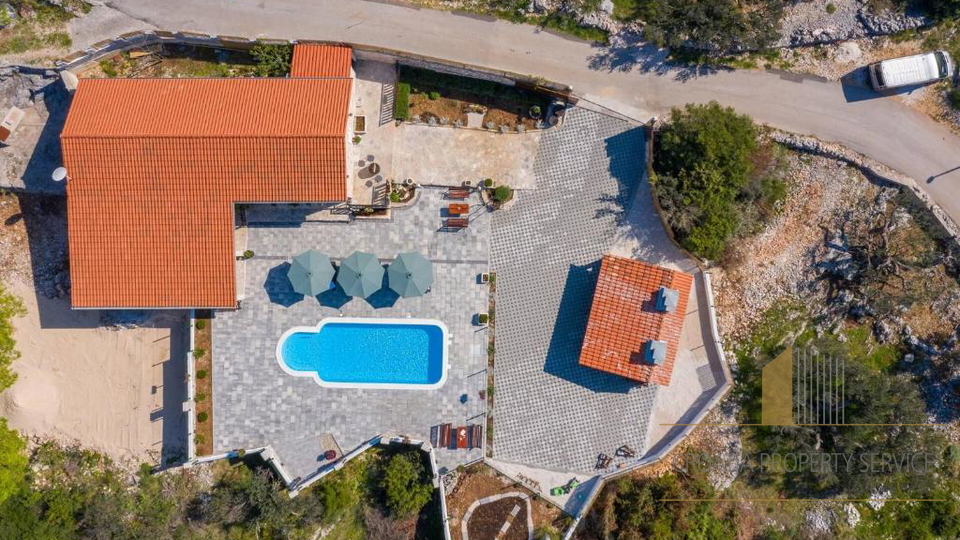 Luksuzna kamnita vila s panoramskim pogledom na morje v Rogoznici&excl;