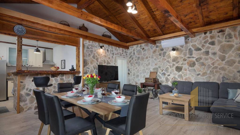 Luksuzna kamnita vila s panoramskim pogledom na morje v Rogoznici&excl;