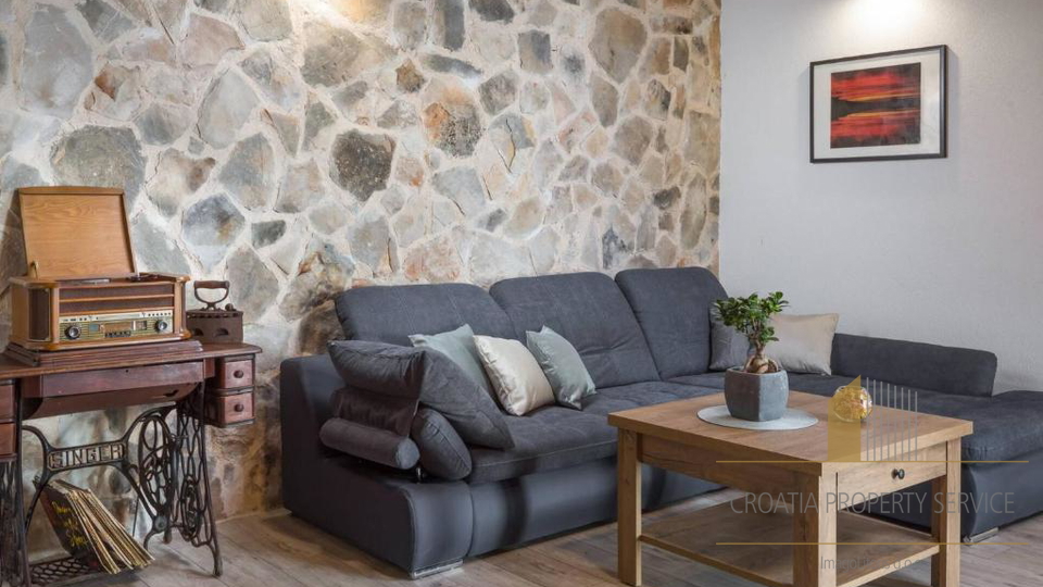 Luksuzna kamnita vila s panoramskim pogledom na morje v Rogoznici&excl;