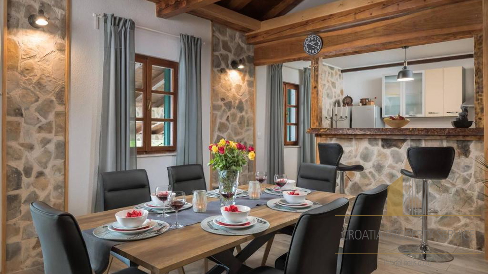 Luksuzna kamnita vila s panoramskim pogledom na morje v Rogoznici&excl;