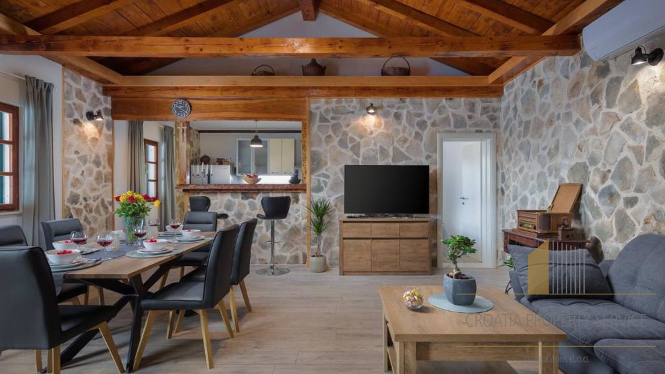 Luksuzna kamnita vila s panoramskim pogledom na morje v Rogoznici&excl;