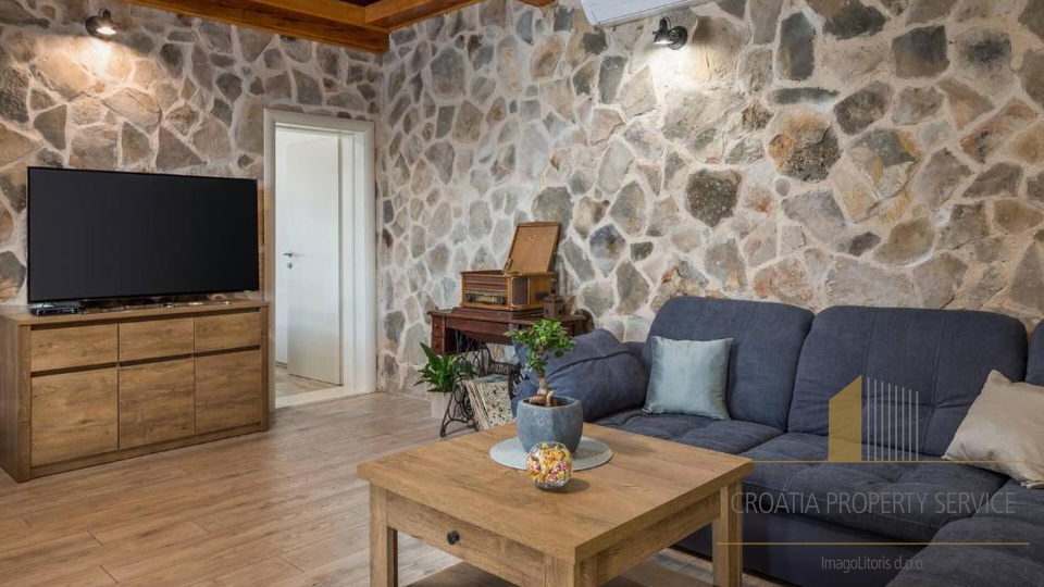 Luksuzna kamnita vila s panoramskim pogledom na morje v Rogoznici&excl;