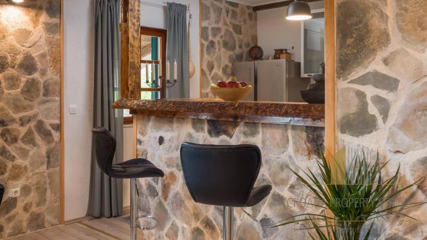 Luksuzna kamnita vila s panoramskim pogledom na morje v Rogoznici&excl;