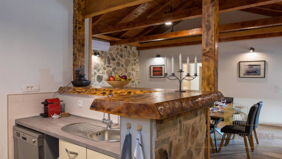 Luksuzna kamnita vila s panoramskim pogledom na morje v Rogoznici&excl;