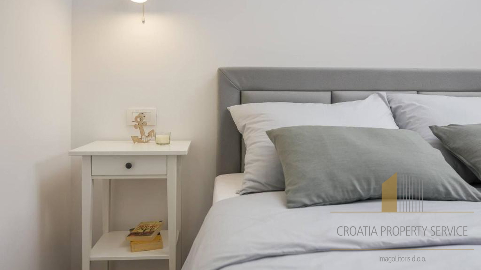 Luksuzna kamnita vila s panoramskim pogledom na morje v Rogoznici&excl;