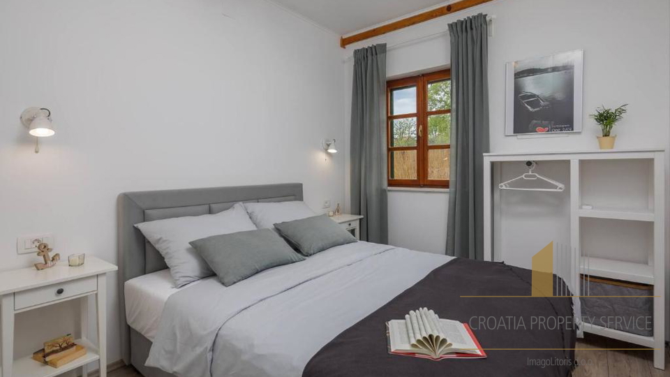 Luksuzna kamnita vila s panoramskim pogledom na morje v Rogoznici&excl;