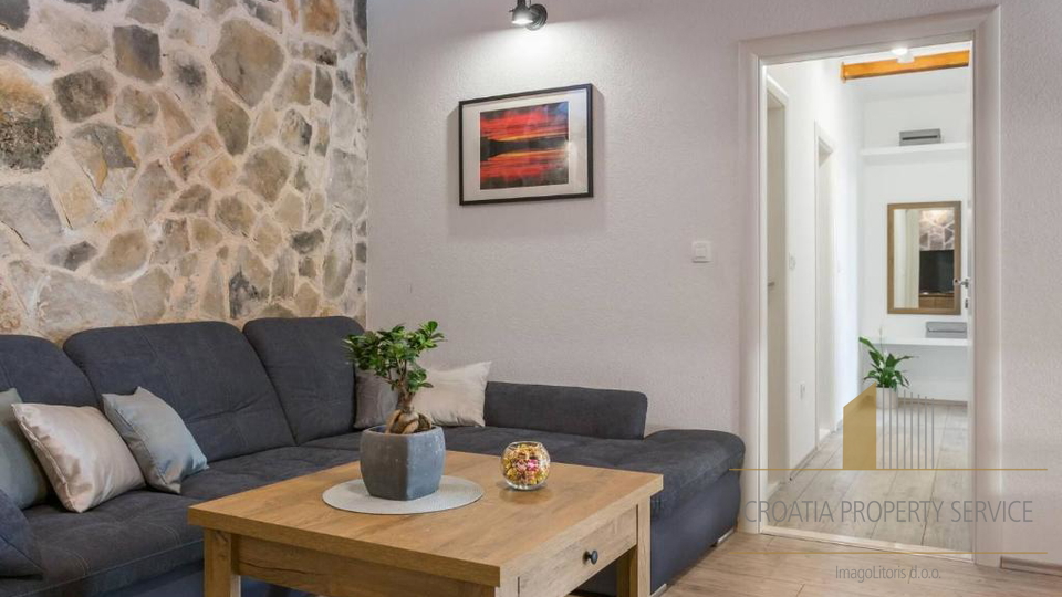 Luksuzna kamnita vila s panoramskim pogledom na morje v Rogoznici&excl;