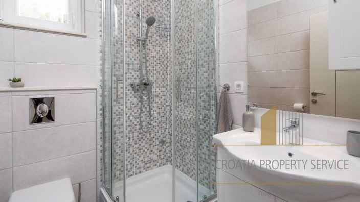 Luksuzna kamnita vila s panoramskim pogledom na morje v Rogoznici&excl;