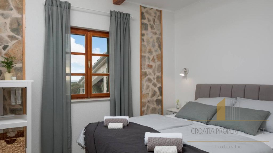 Luksuzna kamnita vila s panoramskim pogledom na morje v Rogoznici&excl;