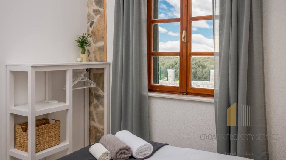 Luksuzna kamnita vila s panoramskim pogledom na morje v Rogoznici&excl;