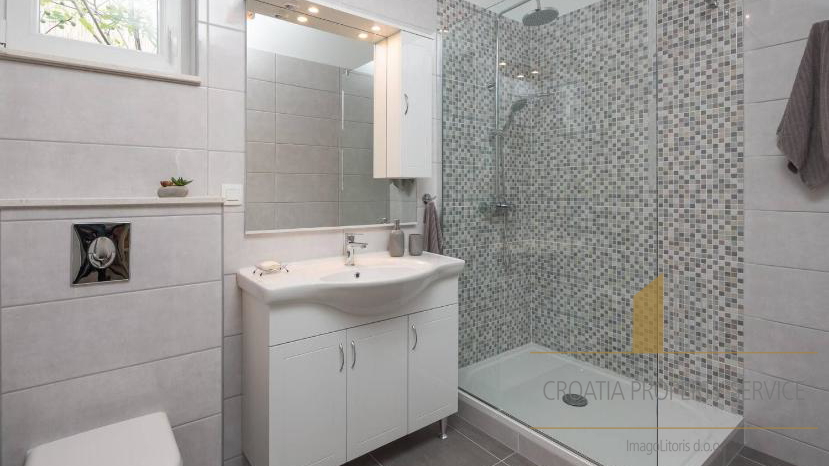 Luksuzna kamnita vila s panoramskim pogledom na morje v Rogoznici&excl;