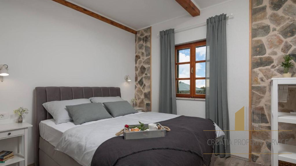 Luksuzna kamnita vila s panoramskim pogledom na morje v Rogoznici&excl;