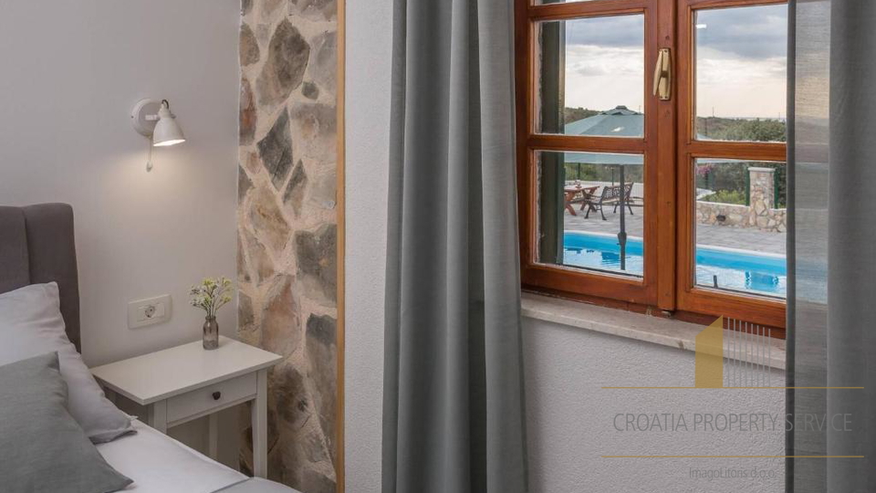 Luksuzna kamnita vila s panoramskim pogledom na morje v Rogoznici&excl;