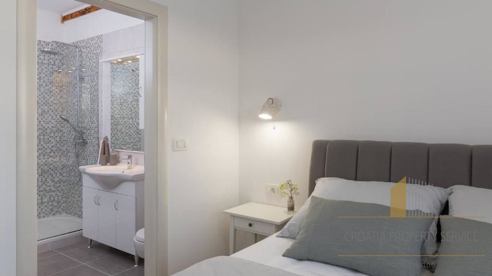 Luksuzna kamnita vila s panoramskim pogledom na morje v Rogoznici&excl;