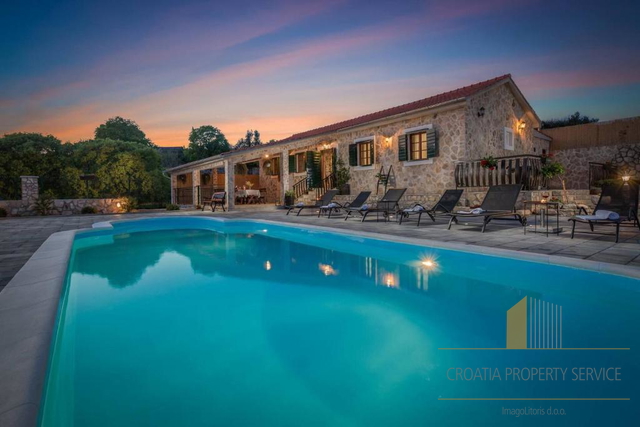 Luksuzna kamnita vila s panoramskim pogledom na morje v Rogoznici!