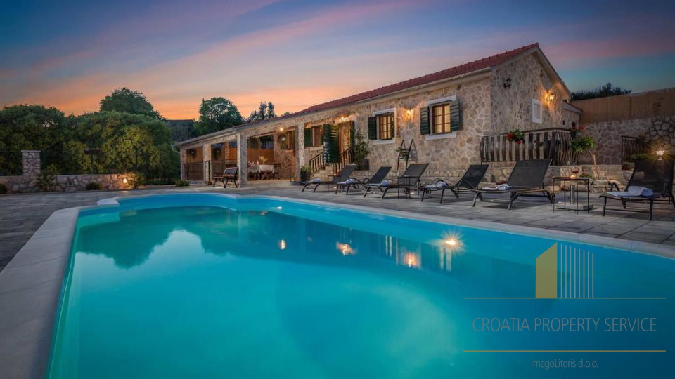 Luksuzna kamnita vila s panoramskim pogledom na morje v Rogoznici&excl;