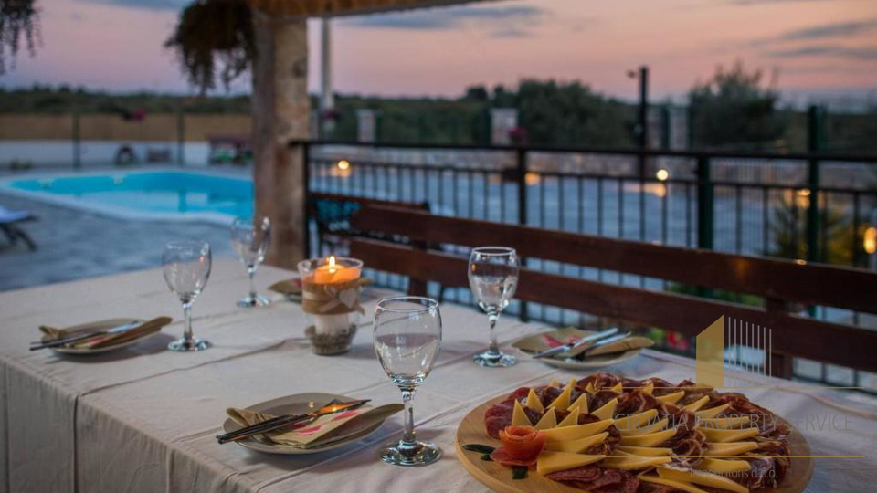 Luksuzna kamnita vila s panoramskim pogledom na morje v Rogoznici&excl;