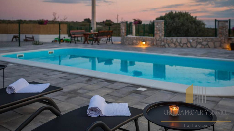 Luksuzna kamnita vila s panoramskim pogledom na morje v Rogoznici&excl;